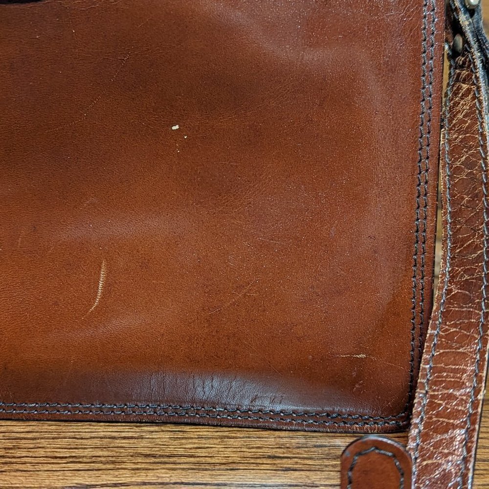 Vintage camel brown leather handbag with buckled shoulder strap and foldover top - Picture 7 of 12